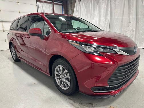 2025 Toyota Sienna LE