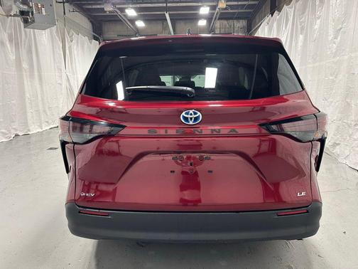 2025 Toyota Sienna LE