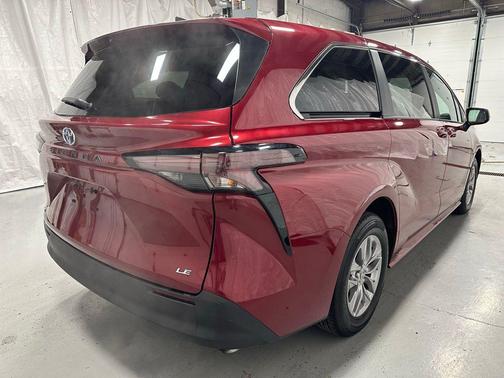 2025 Toyota Sienna LE