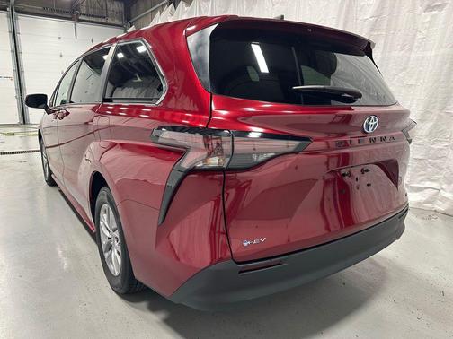 2025 Toyota Sienna LE