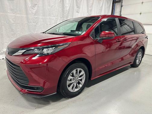 2025 Toyota Sienna LE