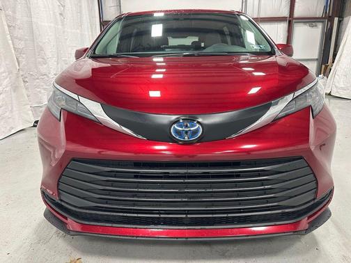 2025 Toyota Sienna LE