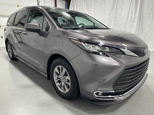 2021 Toyota Sienna XLE 8 Passenger