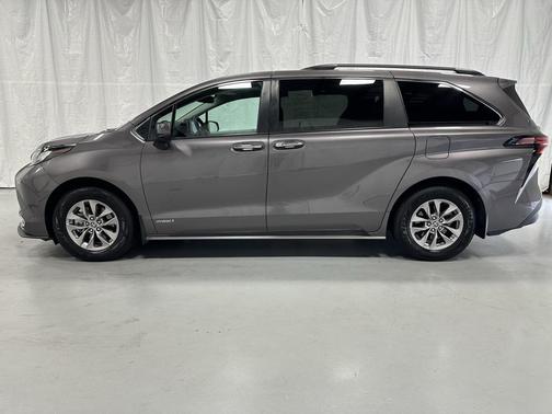 2021 Toyota Sienna XLE 8 Passenger
