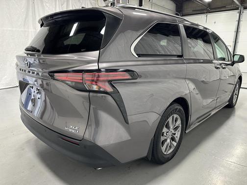 2021 Toyota Sienna XLE 8 Passenger