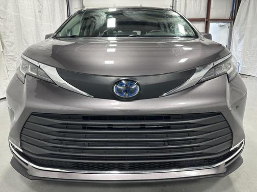 2021 Toyota Sienna XLE 8 Passenger