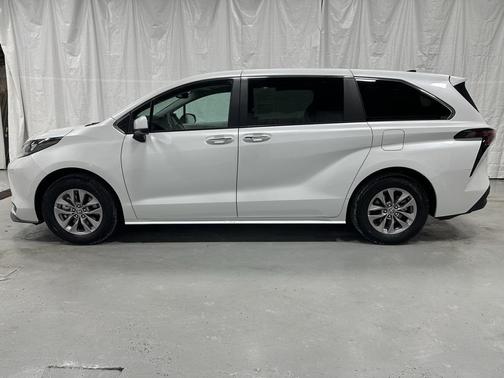 2025 Toyota Sienna XLE