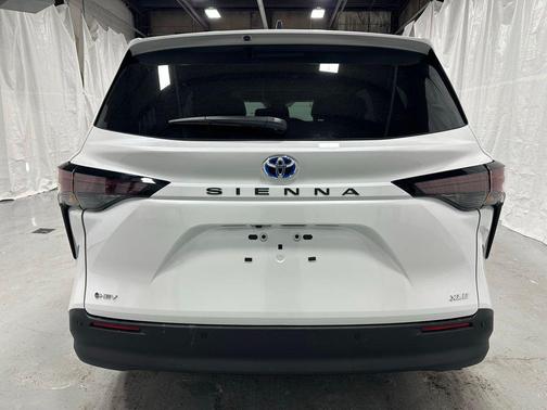 2025 Toyota Sienna XLE