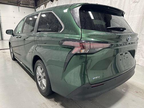 2025 Toyota Sienna XLE