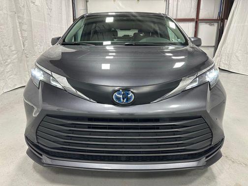 Magnetic Gray Metallic 2025 Toyota Sienna LE