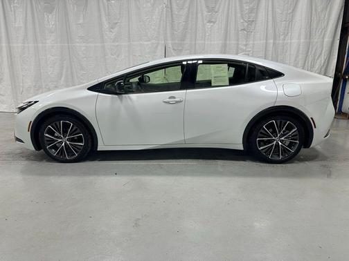 2025 Toyota Prius XLE