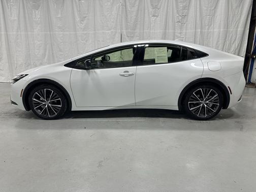 2025 Toyota Prius XLE