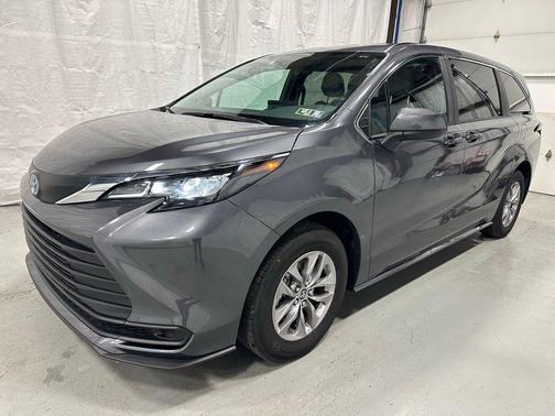 2025 Toyota Sienna LE
