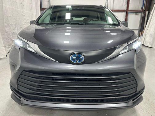 2025 Toyota Sienna LE