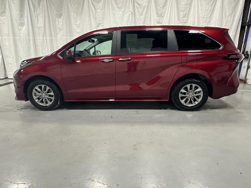 2025 Toyota Sienna XLE