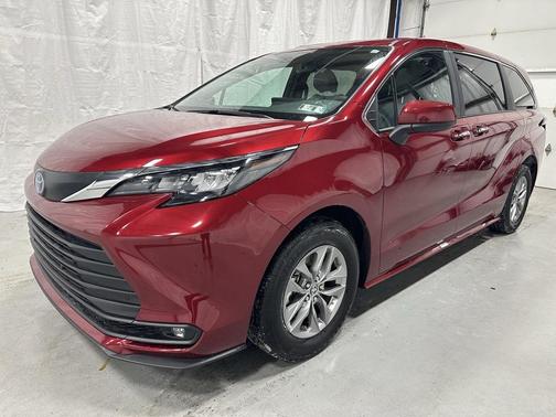 2025 Toyota Sienna XLE