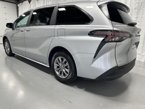 2025 Toyota Sienna LE