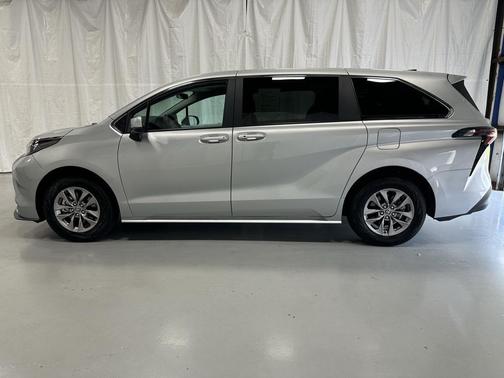 2025 Toyota Sienna LE