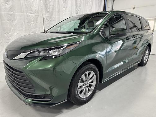 2025 Toyota Sienna LE