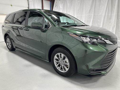 2025 Toyota Sienna LE