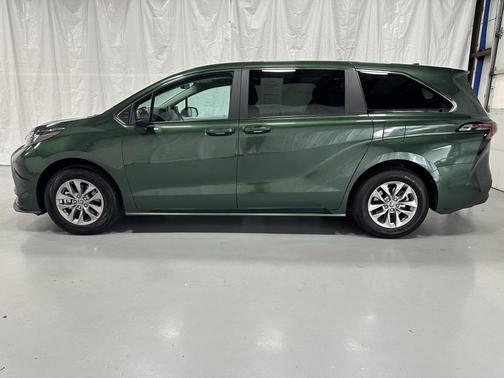 2025 Toyota Sienna LE