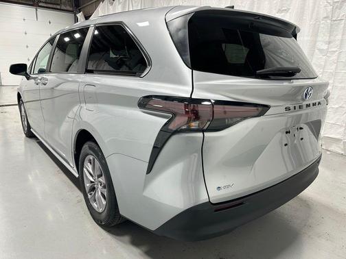 2025 Toyota Sienna LE