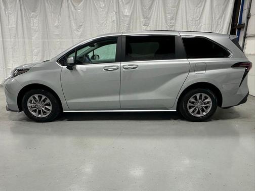 2025 Toyota Sienna LE