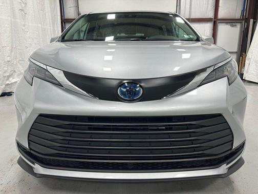 2025 Toyota Sienna LE