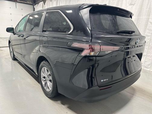 2025 Toyota Sienna LE