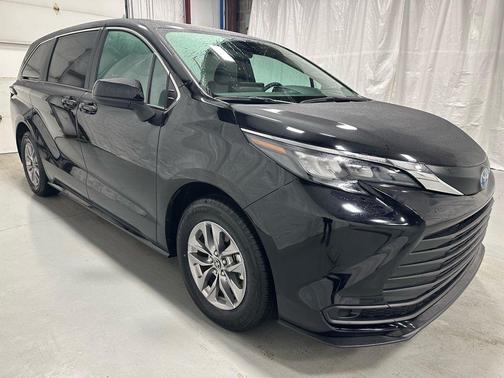 2025 Toyota Sienna LE