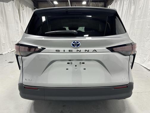 2025 Toyota Sienna LE