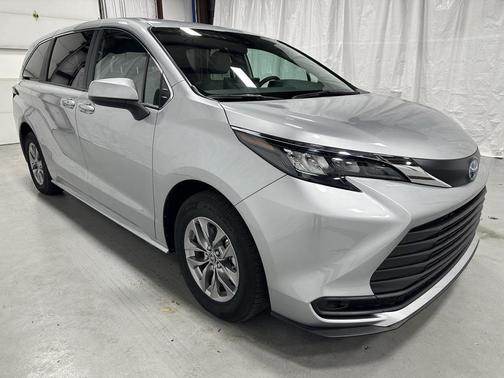 2025 Toyota Sienna LE