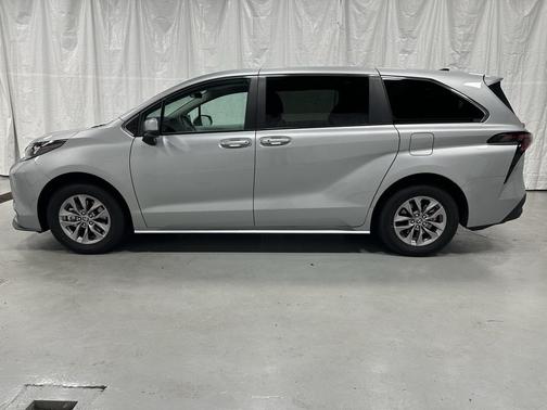 2025 Toyota Sienna LE