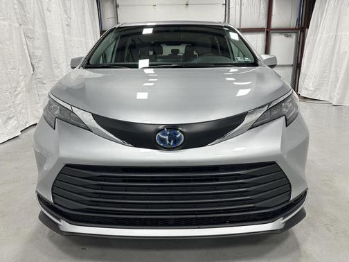 2025 Toyota Sienna LE