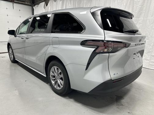 2025 Toyota Sienna LE