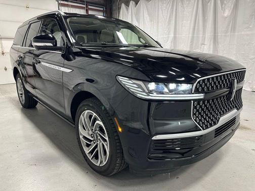 Infinite Black Metallic Clearcoat 2025 Lincoln Navigator Reserve