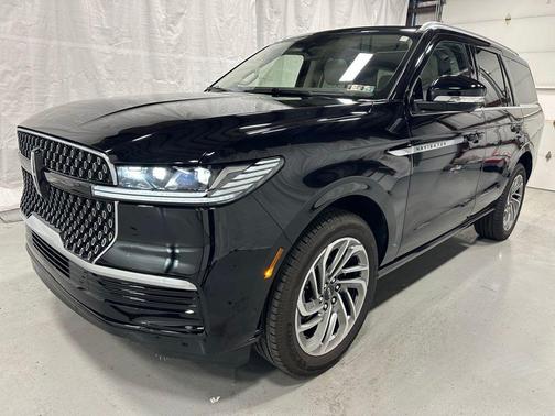 Infinite Black Metallic Clearcoat 2025 Lincoln Navigator Reserve