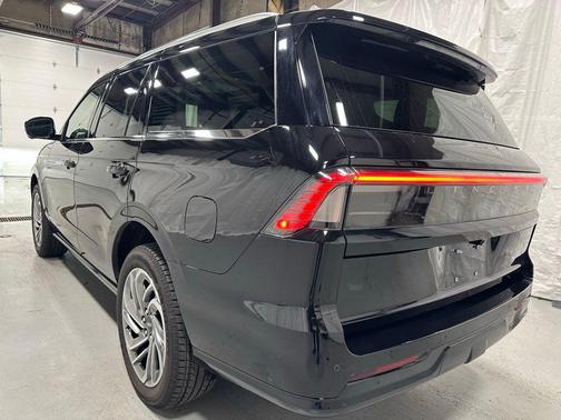 Infinite Black Metallic Clearcoat 2025 Lincoln Navigator Reserve