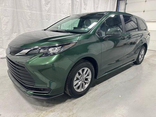 2025 Toyota Sienna LE