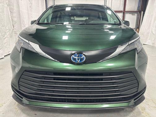 2025 Toyota Sienna LE