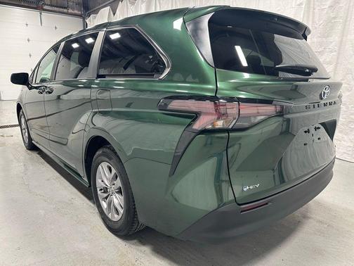 2025 Toyota Sienna LE