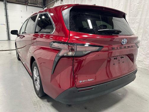 Ruby Flare Pearl 2025 Toyota Sienna XLE