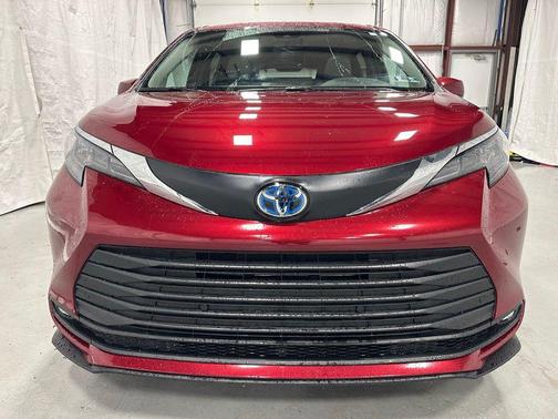 Ruby Flare Pearl 2025 Toyota Sienna XLE