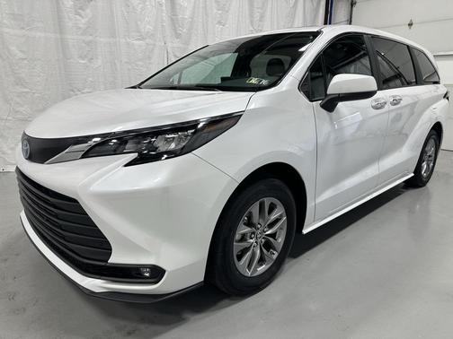 2025 Toyota Sienna XLE 8 Passenger