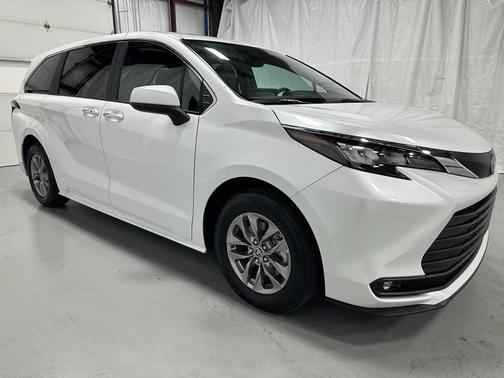2025 Toyota Sienna XLE 8 Passenger