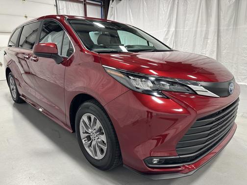 2025 Toyota Sienna XLE 8 Passenger
