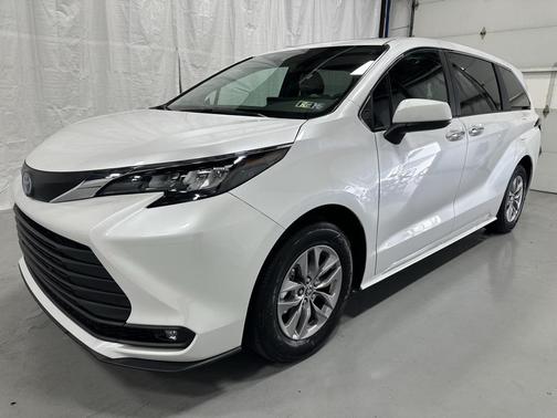 2025 Toyota Sienna XLE 8 Passenger