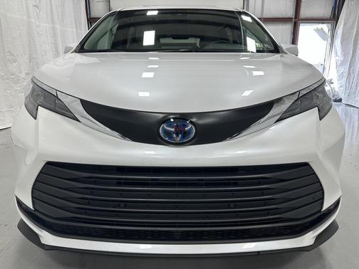 2025 Toyota Sienna XLE 8 Passenger