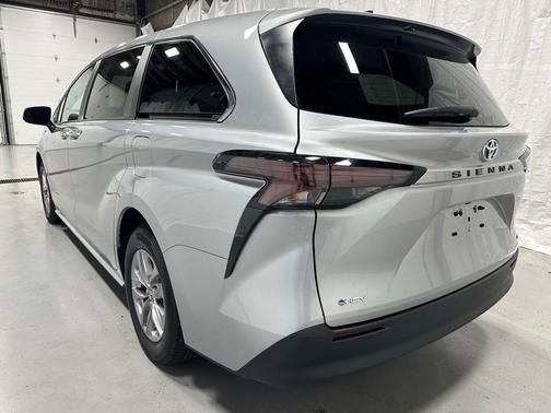 Celestial Silver Metallic 2025 Toyota Sienna LE