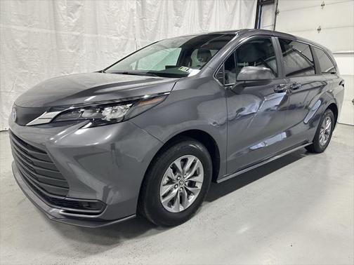 2025 Toyota Sienna LE